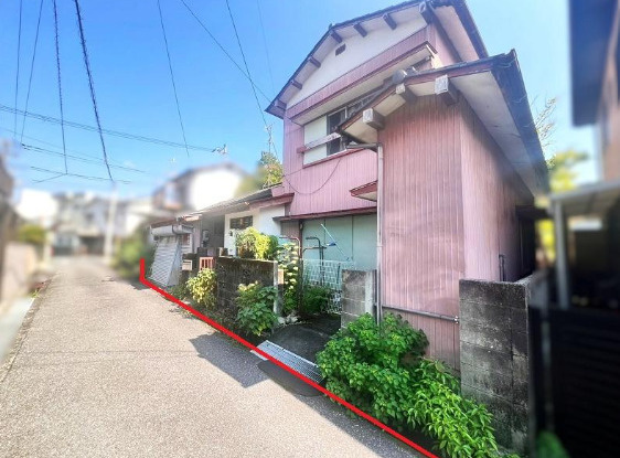現在、建物のある現地の様子。　敷地と道路の位置関係や、周辺の住環境をご確認いただけます。