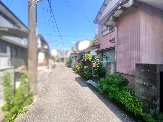 住宅が立ち並ぶ前面道路。　道幅や敷地への出入りなど、日々の生活動線をご確認ください。