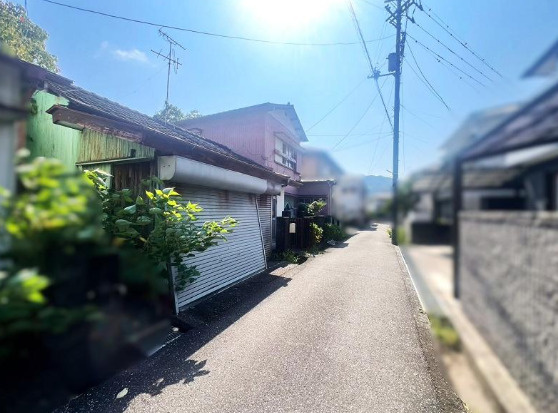 反対方向から見た前面道路の様子。　周辺の街並みや、現地までのアクセスもあわせてご覧ください。