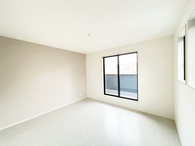 2階寝室、バルコニーに面した明るいお部屋です（施工例）　
