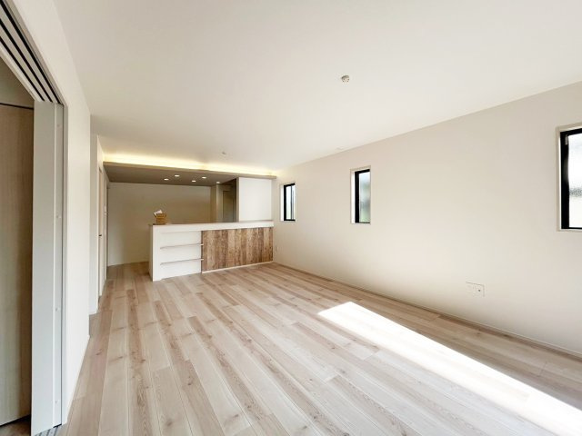 家族みんなで寛げる、広々としたリビングです（施工例）　