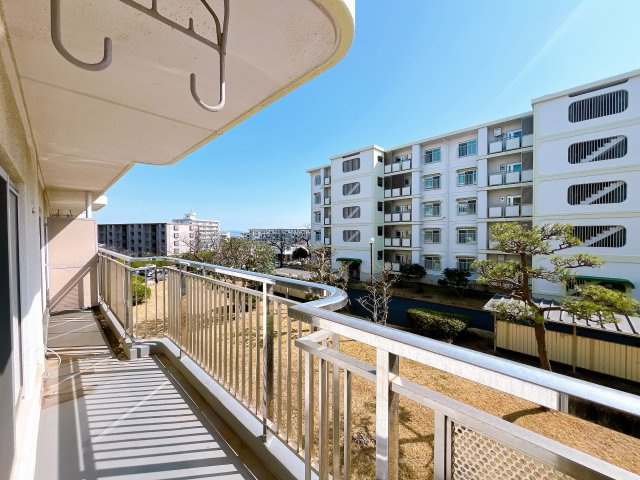 【三浦海岸ハイツ・2階部分】　京急久里浜線「三浦海岸駅」まで徒歩圏の立地　室内はフルリフォームが必要となりますが、　立地・陽当たり・階数は魅力的かと思います。　弊社で見積も作成できます！