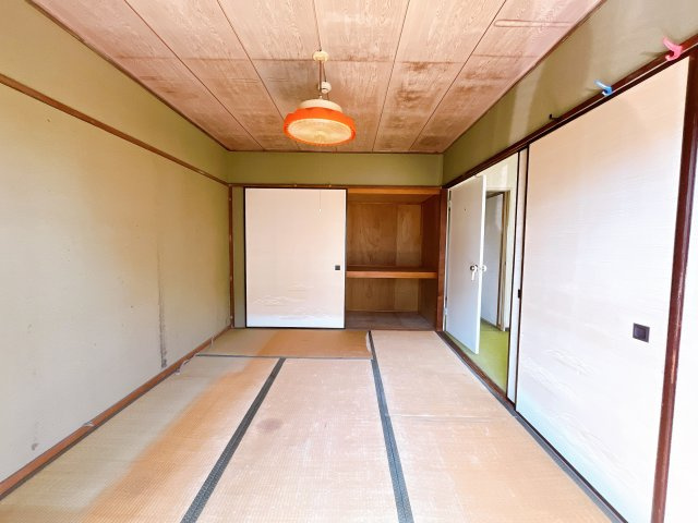 【三浦海岸ハイツ・2階部分】　京急久里浜線「三浦海岸駅」まで徒歩圏の立地　室内はフルリフォームが必要となりますが、　立地・陽当たり・階数は魅力的かと思います。　弊社で見積も作成できます！