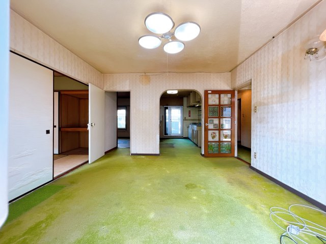 【三浦海岸ハイツ・2階部分】　京急久里浜線「三浦海岸駅」まで徒歩圏の立地　室内はフルリフォームが必要となりますが、　立地・陽当たり・階数は魅力的かと思います。　弊社で見積も作成できます！