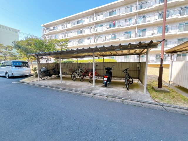 【三浦海岸ハイツ・2階部分】　京急久里浜線「三浦海岸駅」まで徒歩圏の立地　室内はフルリフォームが必要となりますが、　立地・陽当たり・階数は魅力的かと思います。　弊社で見積も作成できます！