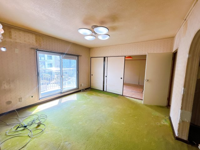 【三浦海岸ハイツ・2階部分】　京急久里浜線「三浦海岸駅」まで徒歩圏の立地　室内はフルリフォームが必要となりますが、　立地・陽当たり・階数は魅力的かと思います。　弊社で見積も作成できます！