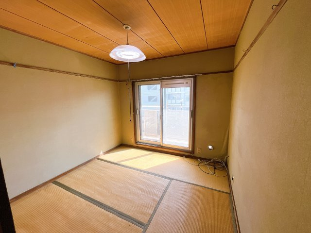 【三浦海岸ハイツ・2階部分】　京急久里浜線「三浦海岸駅」まで徒歩圏の立地　室内はフルリフォームが必要となりますが、　立地・陽当たり・階数は魅力的かと思います。　弊社で見積も作成できます！