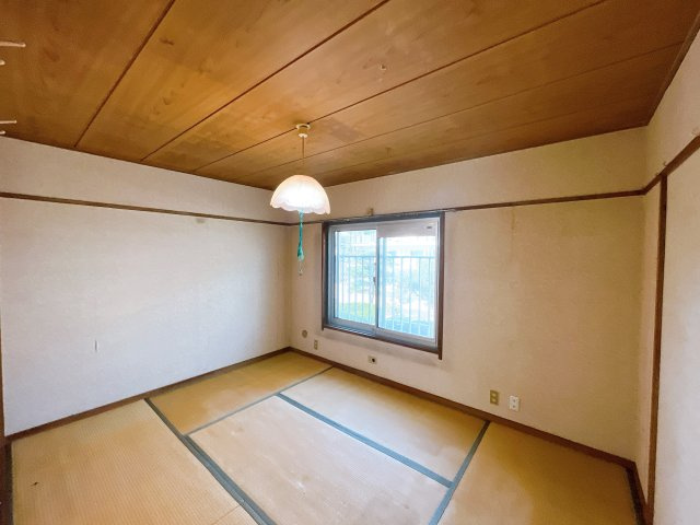 【三浦海岸ハイツ・2階部分】　京急久里浜線「三浦海岸駅」まで徒歩圏の立地　室内はフルリフォームが必要となりますが、　立地・陽当たり・階数は魅力的かと思います。　弊社で見積も作成できます！
