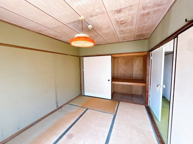 【三浦海岸ハイツ・2階部分】　京急久里浜線「三浦海岸駅」まで徒歩圏の立地　室内はフルリフォームが必要となりますが、　立地・陽当たり・階数は魅力的かと思います。　弊社で見積も作成できます！