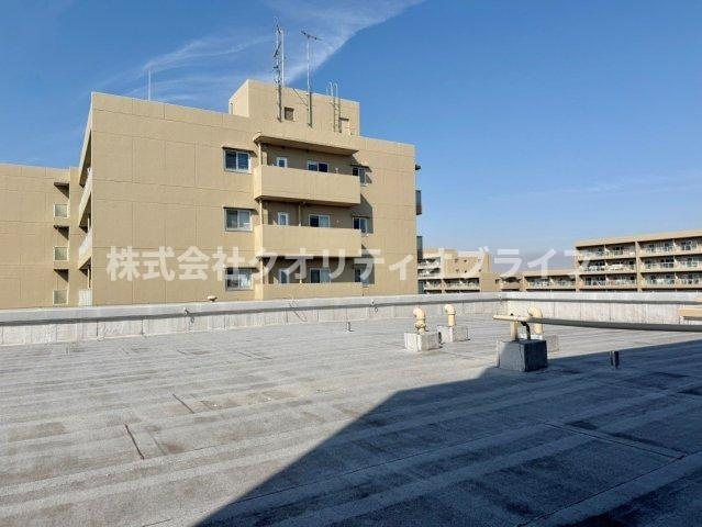 こちらには降りられませんが、窓の外には広いルーフバルコニーがあります