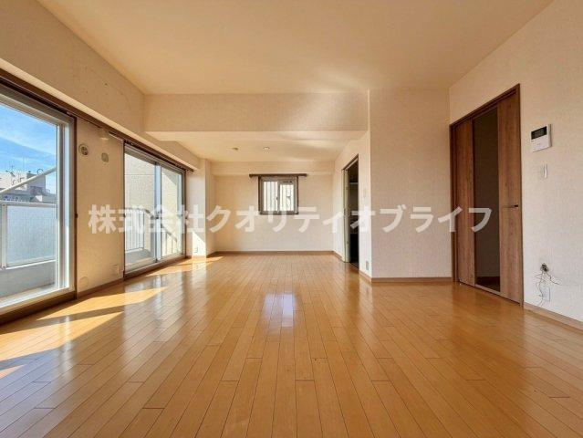 15.4帖のリビングは南向きで陽当たり良く、明るい室内！