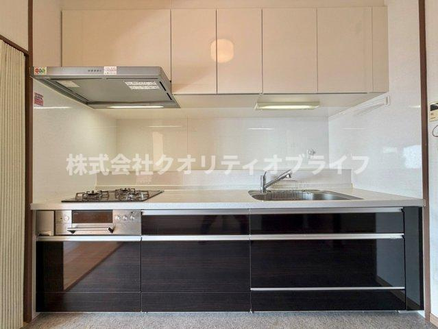 3口ガスコンロ、作業スペースもしっかりあり使いやすそうなキッチン