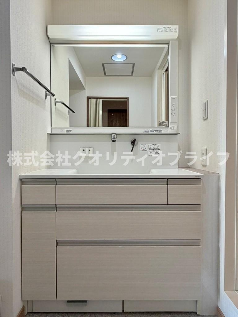 3面鏡タイプの独立洗面台