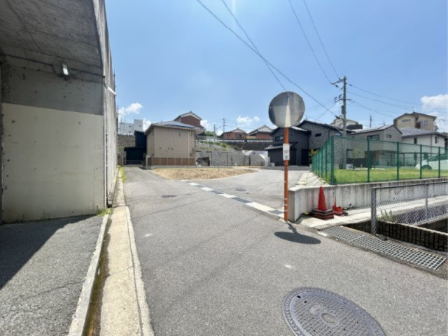 《建築条件なし宅地》トヨタホーム分譲地現地入口を入って、左折した道路写真。この写真突き当りの右手土地が8号地です。