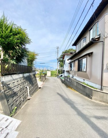 前面道路含む現地写真です