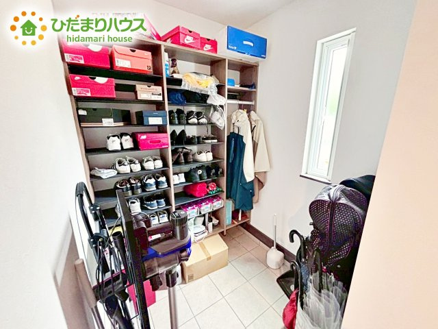 玄関にはシューズクロークがあるのでスッキリと片付きます♪靴以外にも屋外ホースやガーデニングセットなどもしまえて便利です！