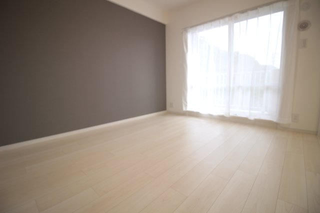 リビング隣の6.5帖洋室。リビングと繋げて使うことも可能なお部屋で、ここからもバルコニーへ出られます