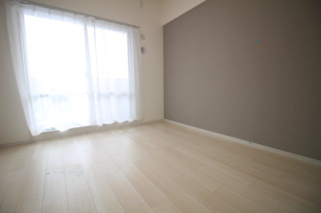 南西側の5帖洋室。南側3部屋からバルコニーへ出られます
