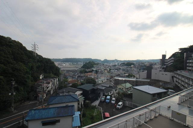 向かいに建物はなく、南西方面に久里浜の街を見下ろすことができます