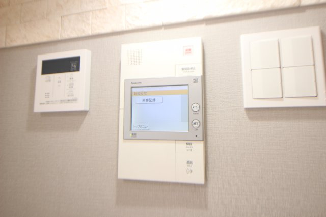 マンションはオートロックですので、こちらのインターホンで来訪者とやり取りが可能です