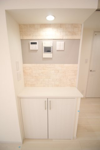 リビングには電話台にぴったりの収納があります