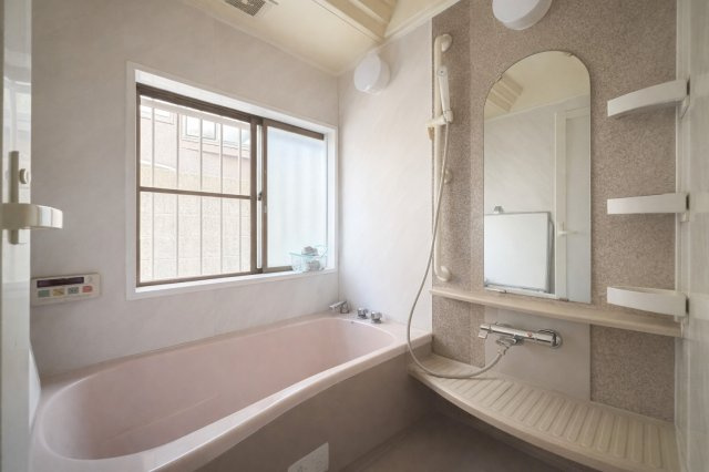 窓付きで明るく開放感のある浴室。浴槽はゆったりサイズで、1日の疲れをしっかり癒せます。シャワーやカウンターも使いやすい位置に配置されており、快適なバスタイムを実現します。　