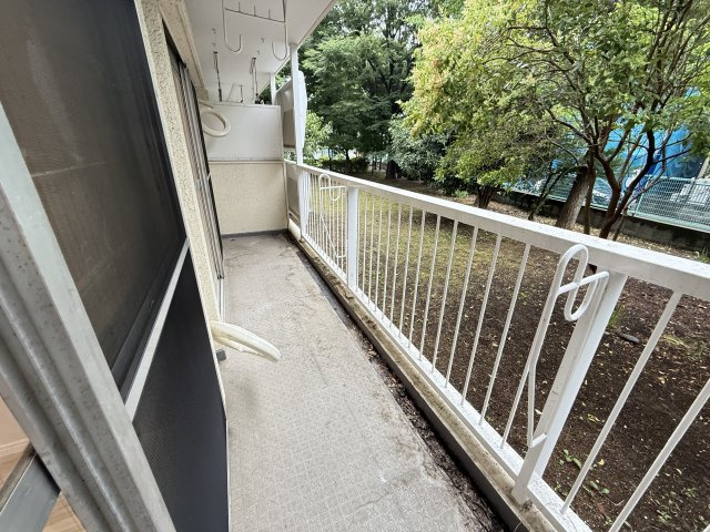 LDKと洋室をつなぐ、広いバルコニー。