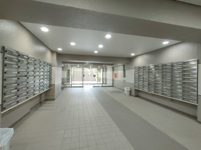 【ロビー】　目立つ汚れなく、清掃が行き届いた共用部。ストレスの少ない素敵なマンションです。