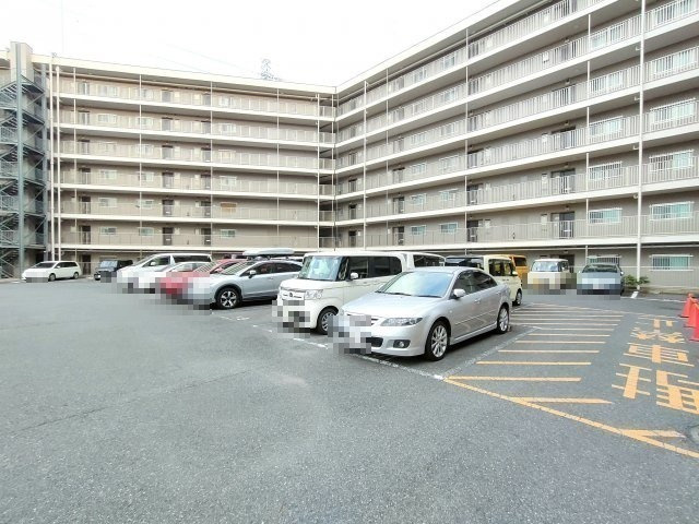 【駐車場】　お車の出し入れがしやすい平面駐車場。