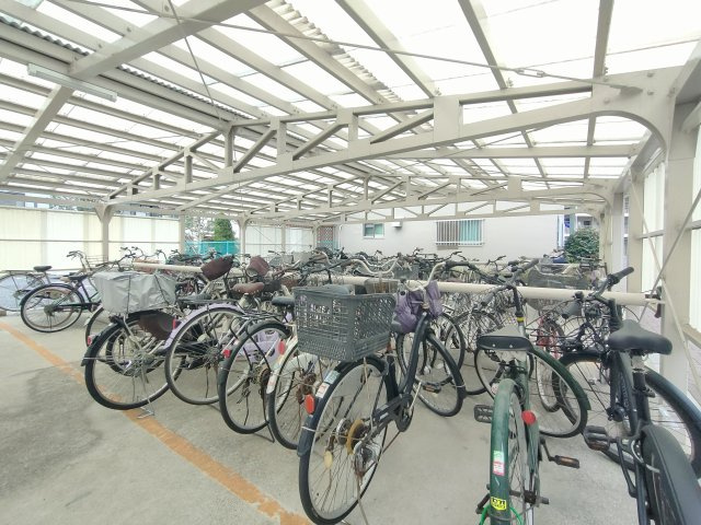 【駐輪場】　雨避けの庇が付いています。