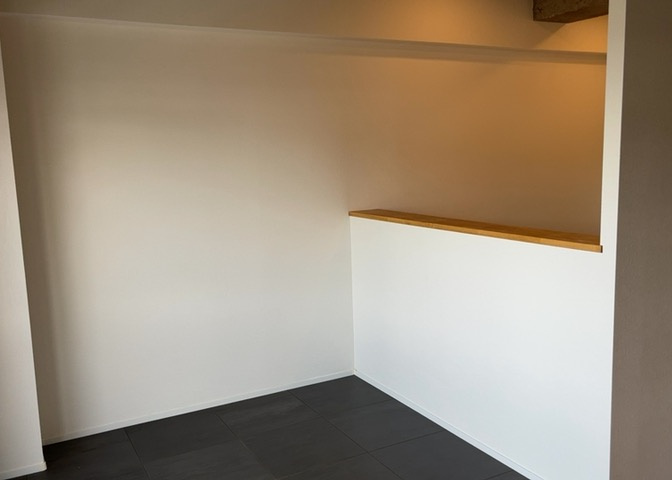洋室のメリットは重い家具が置きやすく、身の回りが整理しやすいことです。　床がフローリングのため畳とは異なり凹みにくいです。　クローゼットなど収納が豊富で、普段使わない旅行カバンや服の整頓も簡単にです。