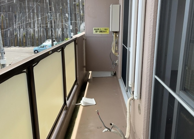 バルコニーは、室外の専用スペースのうち、「屋根がなく開放された空間」であるものを指します。ベランダより広いタイプのものが多く、日当たりもよいため家庭菜園などを楽しみたい人にとって適した環境となります。