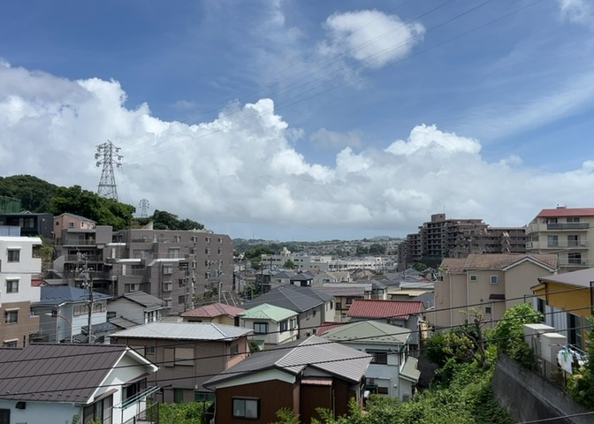 眺望の良さを楽しめるダイニングキッチンで家族団らんの時間を過ごしてはいかがでしょうか。バルコニーから見える景色を家族で眺める時間は、時間が経つのを忘れてしまいそうですね。是非、現地を見に行きましょう！