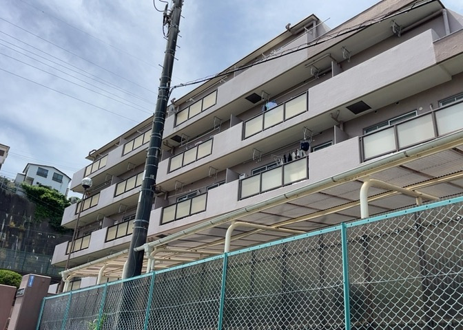 外観はマンション管理がされているかの目安になります。築年数が古いと、壁面は劣化してひび割れが生じることも！建物が古びていても細かいところが修繕されていると、きちんと管理されているなぁと感じるでしょう。