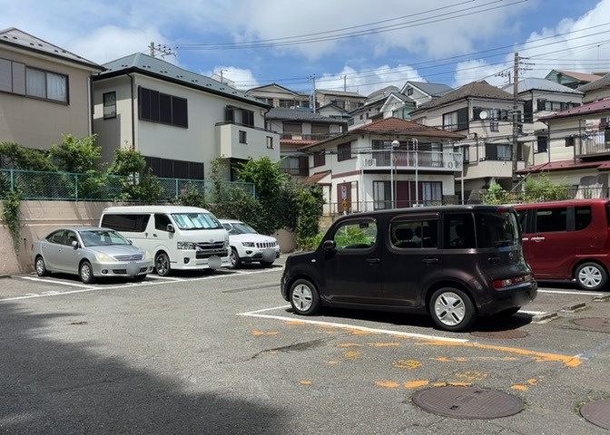 車一台あたりに必要なスペースは、標準サイズの普通自動車で横幅2m50cm、長さ5mは必要になります。ただし、乗降のことも考慮して横幅3m30cm、長さ5m50cmほどは確保できるところを選びましょう。