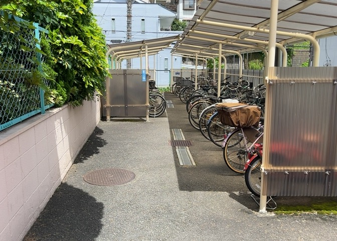 マンションの駐輪場は、事前に空きがあるか確認を取ると安心です。せっかく入居したのに駐輪スペースがない！なんてことになったら大変ですよね。そこで、内見時や購入前にはまず事前に確認しておくと良いでしょう。