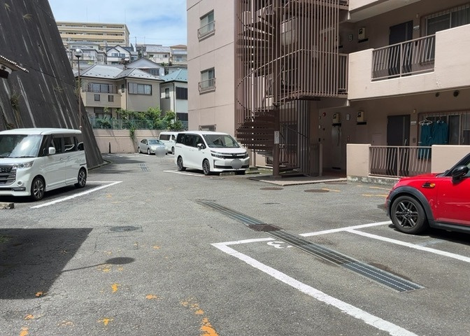 駐車場と明記されていても、最小スペースでつくられた駐車場だと大型車は駐車できなかったり、出入りしにくくなったりする可能性があります。お車のサイズと購入したい物件の駐車場のサイズを現地で確認しましょう。