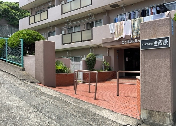 物件によっては、入居者が個人的に使用できる専用庭がついているものもあります。また、住宅の中にある土間の部分を庭と呼ぶこともあります。庭の用途は住む人によって変わり、それによってデザインもさまざまです。