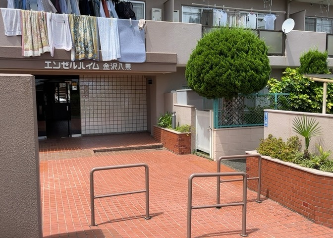 中庭（パティオ）とは、一つの建築物の内部に設けられた、壁などで囲われている庭のことを指します。コの字型、ロの字型が主流ですが、L字型の中庭もあります。最近では、インテリア性の高さからも人気があります。