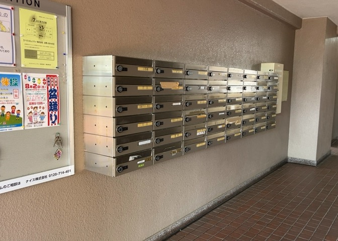 エントランス付近に設置されている集合ポストは、住んでいる部屋と離れているため、ポストをあさるなど誰かに何かされていても被害に気づきにくいです。入居する時には他人に特定されにくい番号で鍵をかけましょう！
