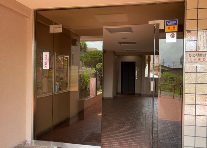 受付はマンションコンシェルジュがいる場合もあれば、管理人が滞在する小部屋を総称して呼ぶことがあります。主にエントランスに設置されていることから、防犯面でも期待ができます。防犯設備がない場合はより安心！