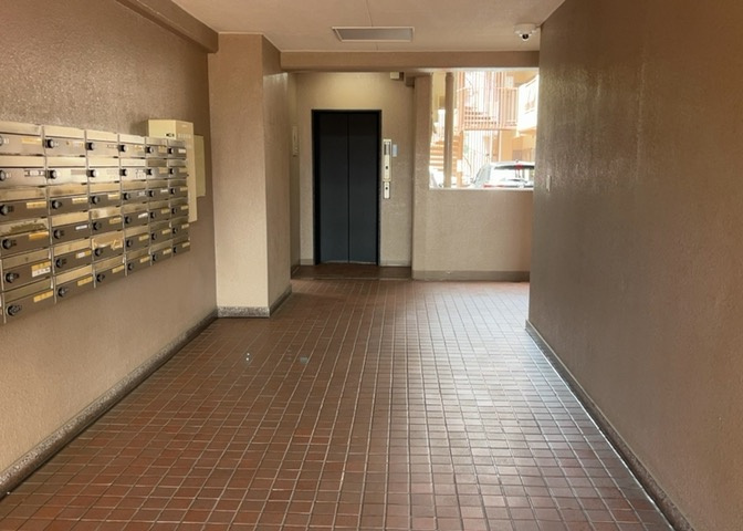 ロビーというと、エントランスと何がちがうの？と思いますよね。実はロビーとエントランスには明確な決まりはありません。物件によっては、エントランスを入って広がるある程度の広さのある空間がロビーとなります。