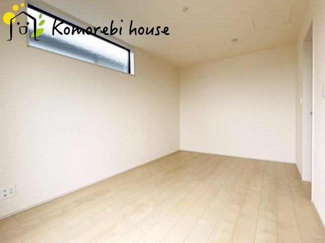 広くて明るい寝室