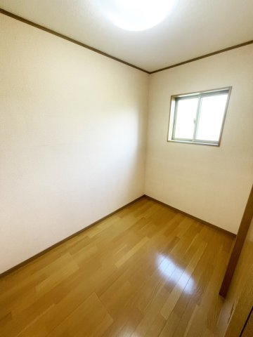 2階納戸約3帖です。