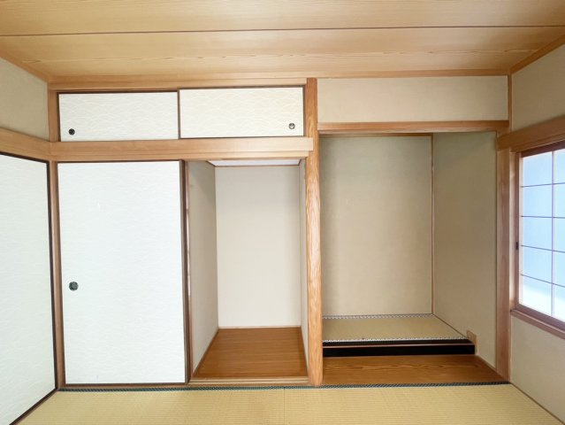 1階和室約6帖の押入・板間スペースです。