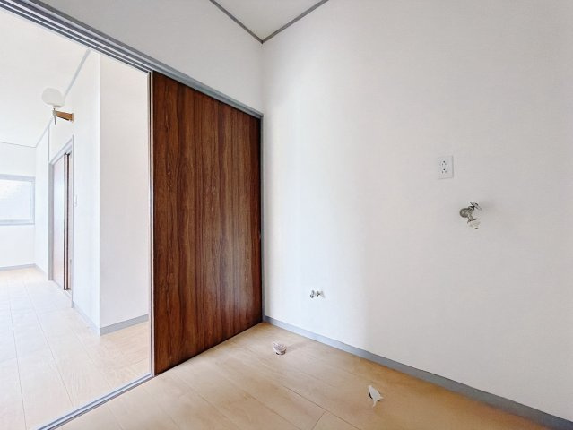 ■洗面室｜洗濯機を置いてもゆとりある広さの洗面脱衣室です♪冬はストーブ、夏にはサーキュレーターを置き、快適に過ごすことができます♪　
