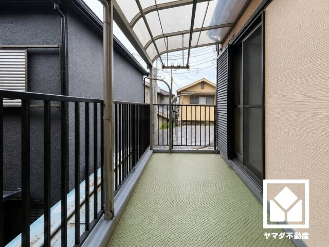 お洗濯物がよく乾きそうなバルコニー（※本画像は空室時の写真に、家具・小物等をCG合成したイメージです。実際の仕様とは異なる場合がございます。）