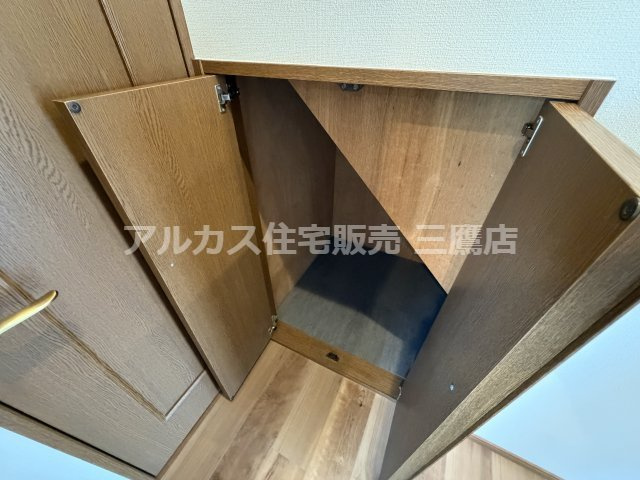 階段下などのデッドスペースを無駄なく活用した、掃除道具や小物の収納に都合が良い収納スペース。