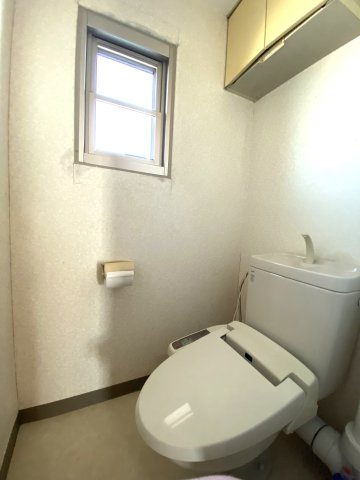 窓付の明るいトイレです。