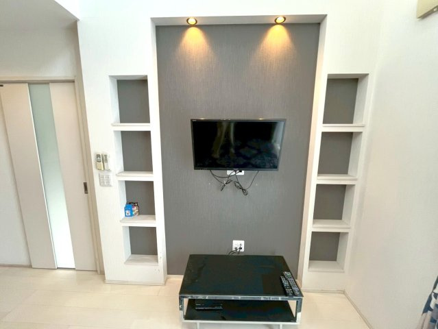 壁掛けテレビ用のニッチ！間接照明もオシャレ♪